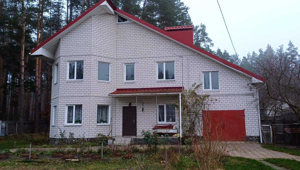 Продається просторий двоповерховий будинок,село Левків.