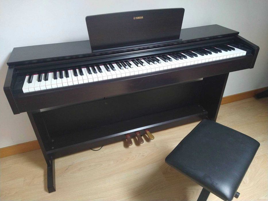 Piano YAMAHA digital c/ banco e adaptador