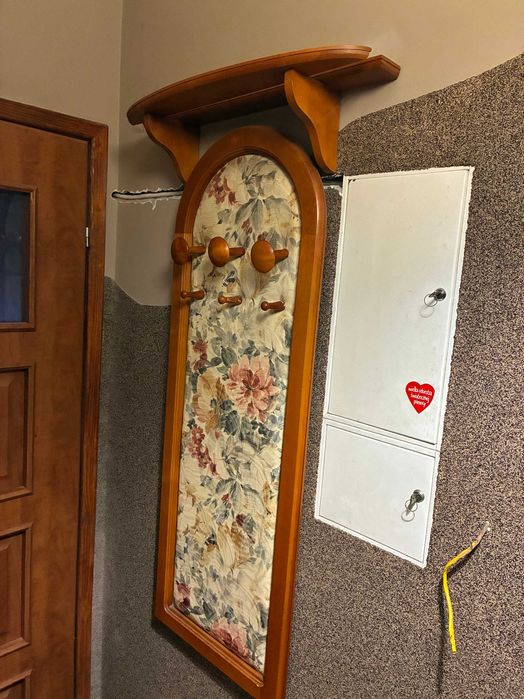 Komplet mebli drewnianych do przedpokoju.