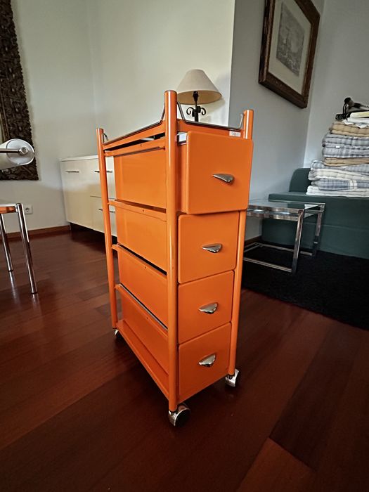 Armario metalico cor laranja com rodas