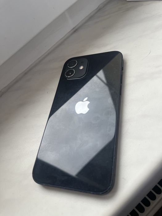 Sprzedam iPhone 12 w dobrym stanie.