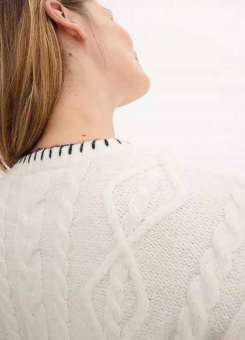 B.P.C sweter śmietankowy z czarną nitką z wełną 44/46.