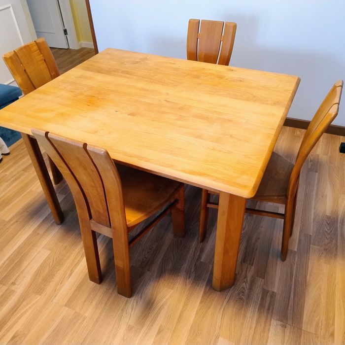 Mesa de jantar em madeira maciça com 4 cadeiras – estilo Cerne