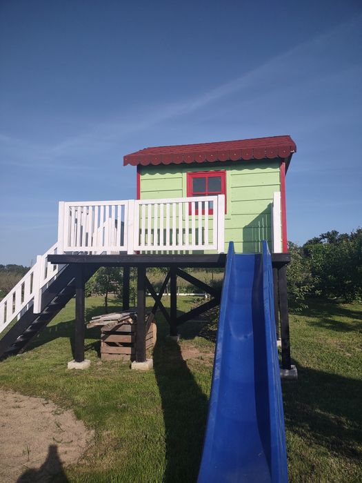 Domek ogrodowy dla dzieci ze zjeżdżalnią