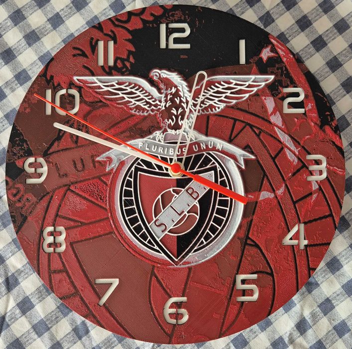 Relógio do Benfica feito em impressora 3D