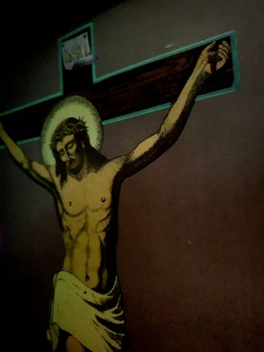 Antigo quadro com imagem de Cristo crucificado fluorescente