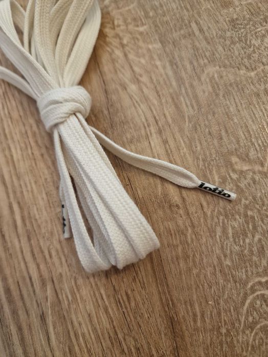 Białe sznurówki lotto