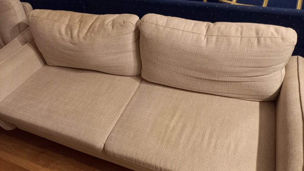 Sofá cor bege com algum uso .