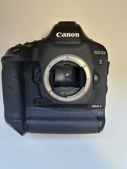 Canon EOS 1D X Mark II професійна цифрова дзеркальна камера