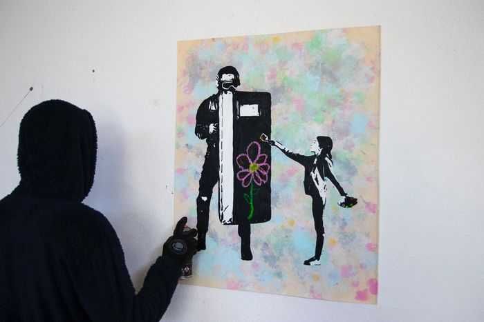 Tela 86x69cm MANI-KURE - Girl Drawing On Officer