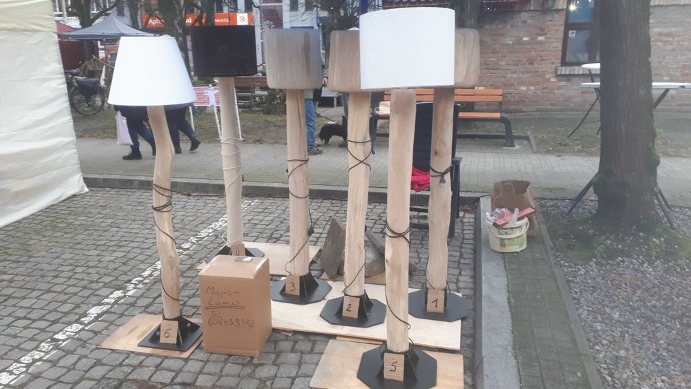 Unikatowe lampy stojące z drewna do salonu z dębu i grabu .