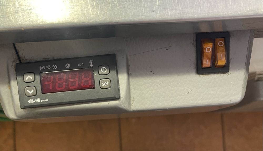 Вітрина кутова Технохолод