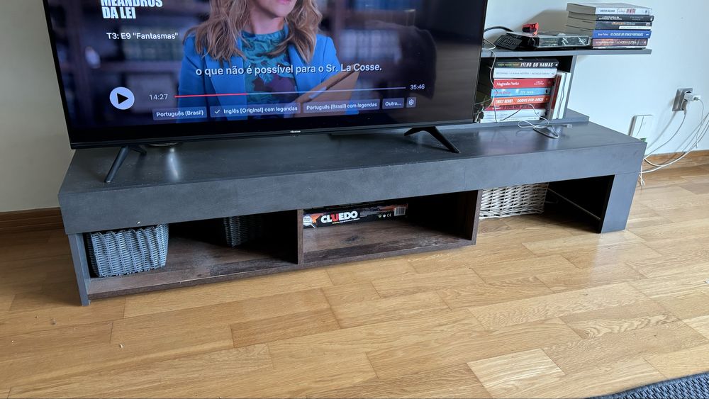 Móvel TV acompanhado de estante