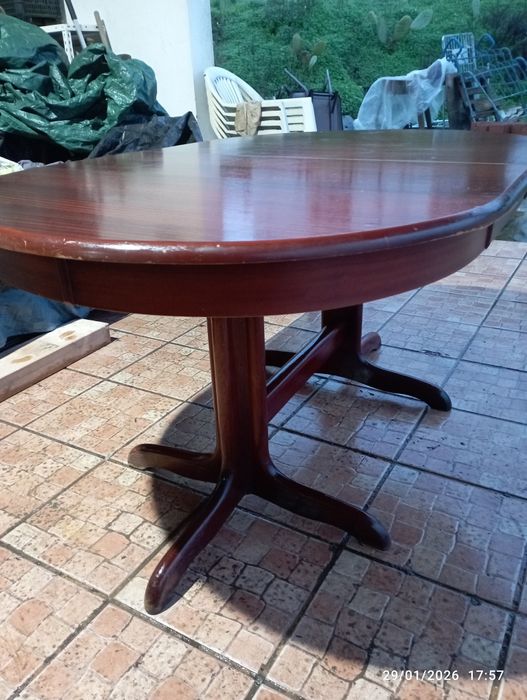 Mesa oval em madeira maciça