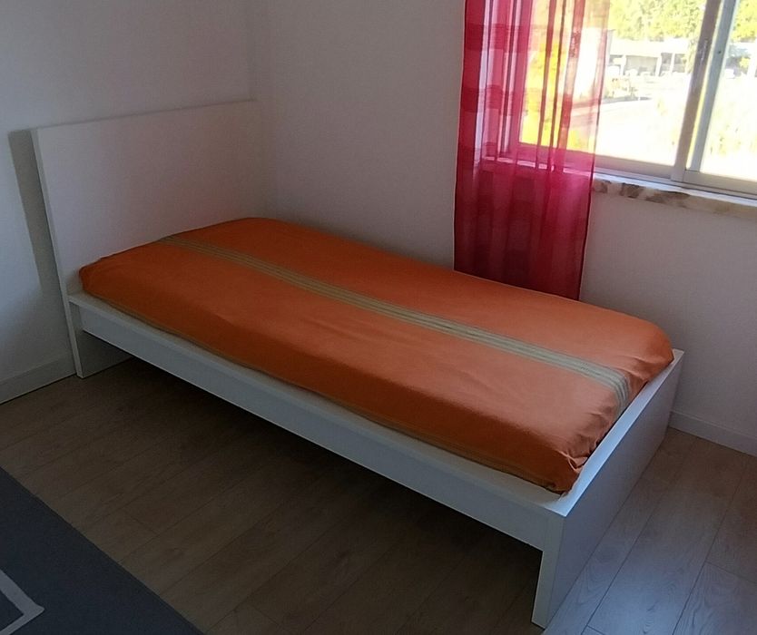 Cama Malm 0,90Mx2,00M com colchão