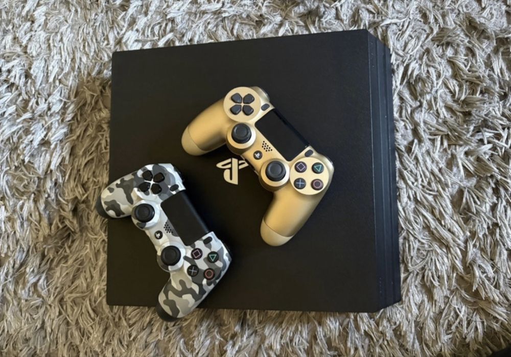 Ps4 pro com 2 comandos