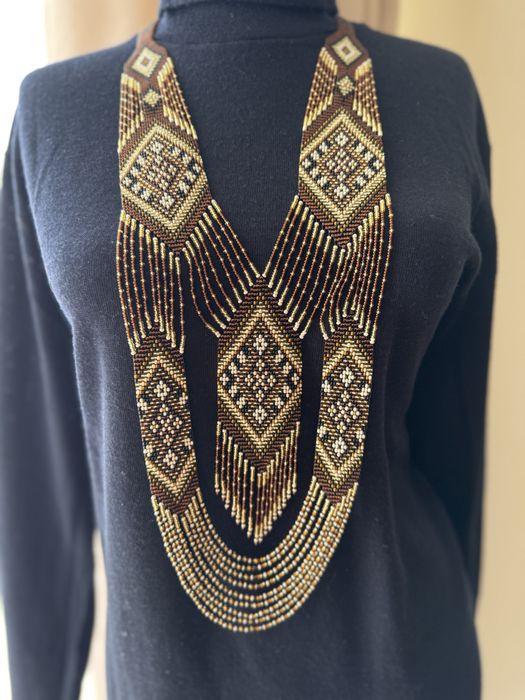 Гердан з бісеру та брошки