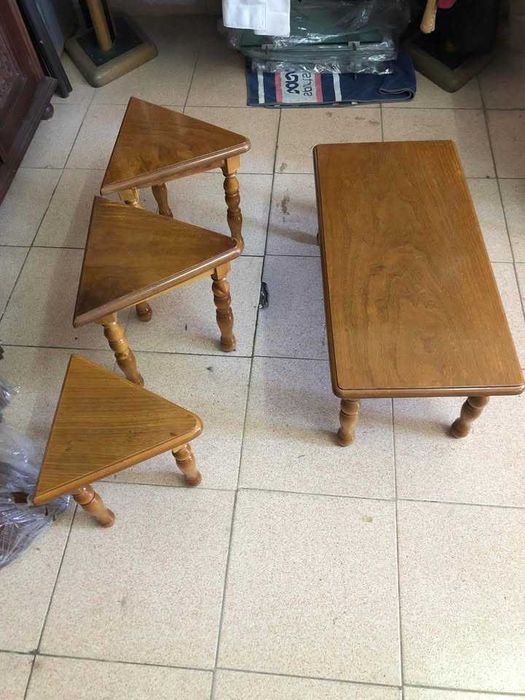 mesa e banquinhos em pinho mel maciço