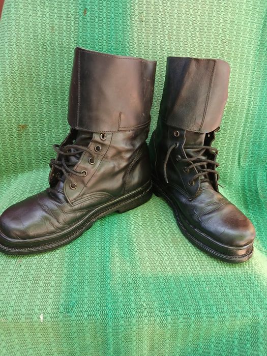 Кирзові чоботи , берці.