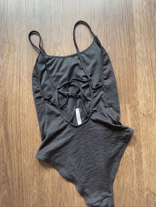 Czarny jednoczęściowy strój kapielowy stradivarius body xs s