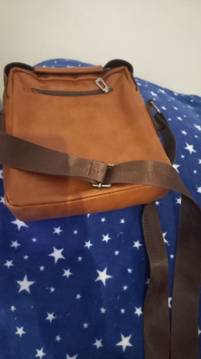 Vendo mala de homem a tiracolo em pele