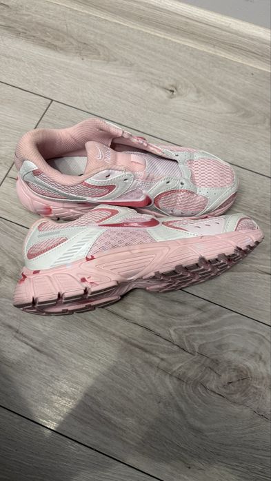 Продаю кросівки Nike рожевого кольору