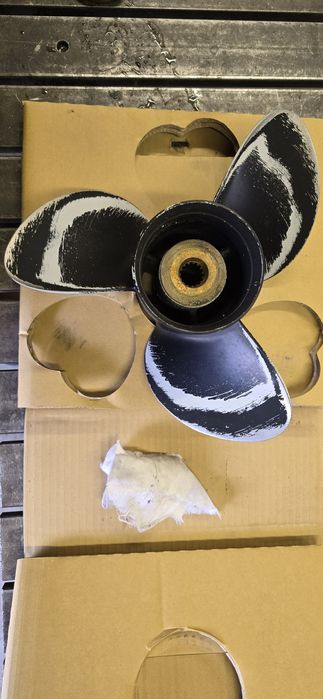 Śruba napędowa silnik zaburtowy 14,2 x 21 suzuki