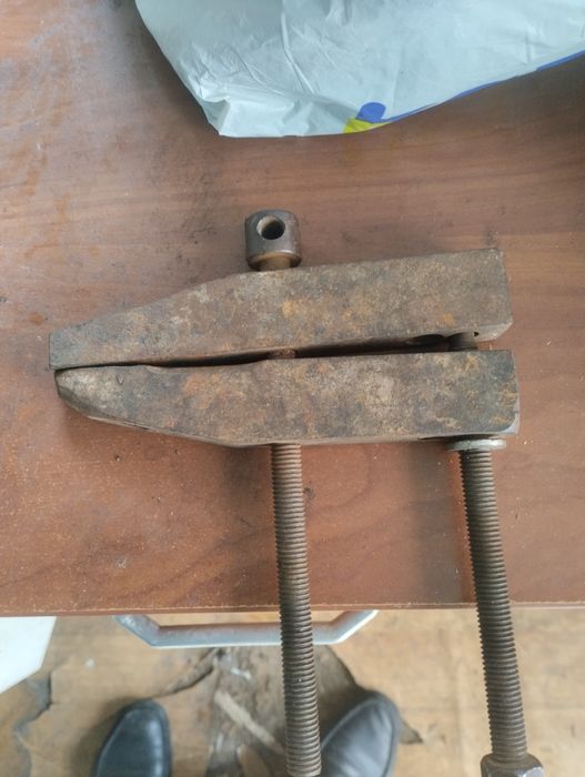 Продам дві струбцини