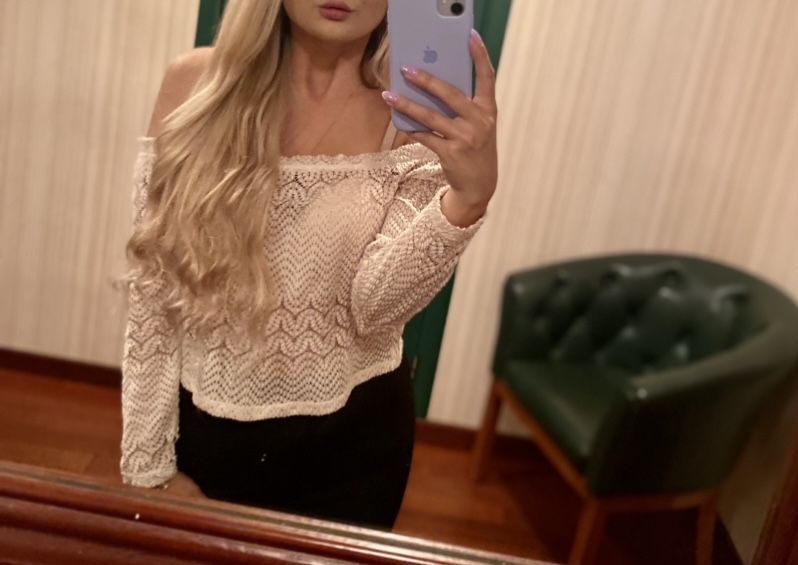 Блузка с оголенными плечами