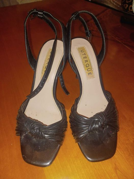 Sandálias em pele da Uterque
