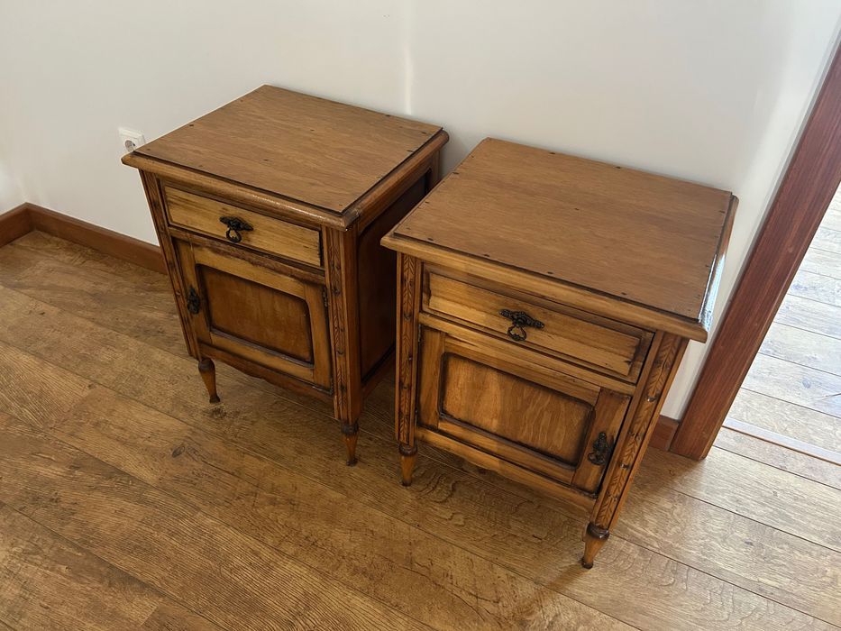 Mesas de cabeceira antigas