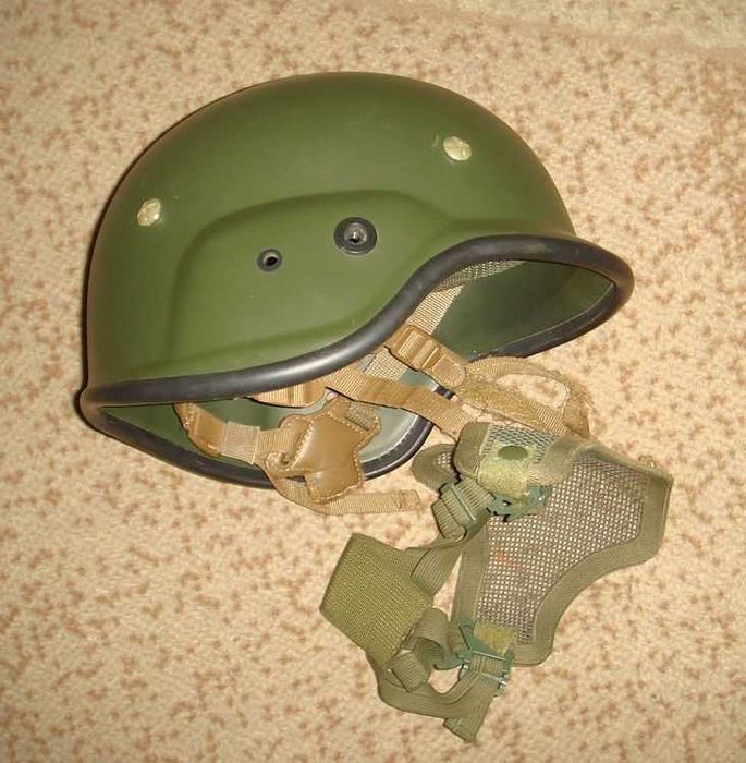 Защитный пластиковый шлем