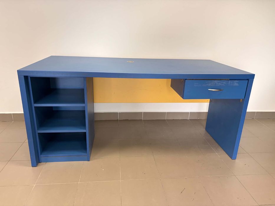 Biurko biurowe niebieskie solidne 170x80 z półkami i szufladą