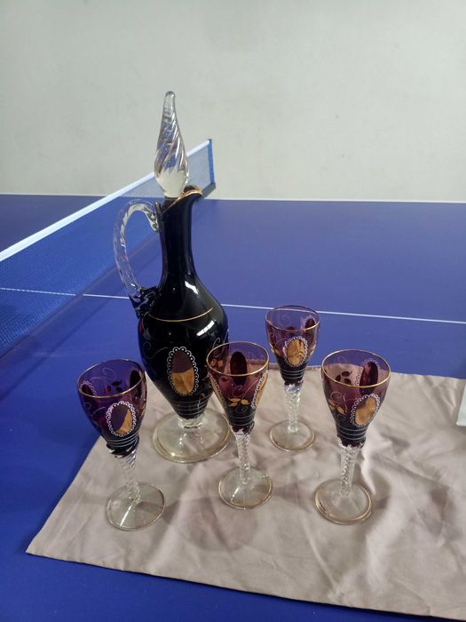 Conjunto elegante de licor com garrafa e 4 copos de pé