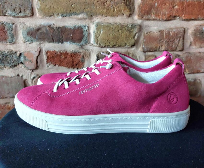 Zamszowe różowe sneakersy. Remonte