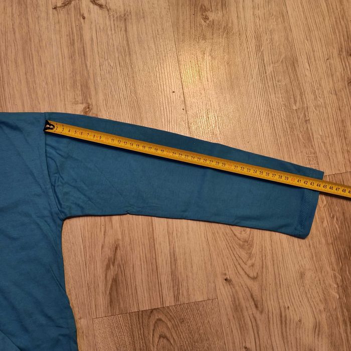 Koszulka z długim rękawem na wzrost 134-140cm.