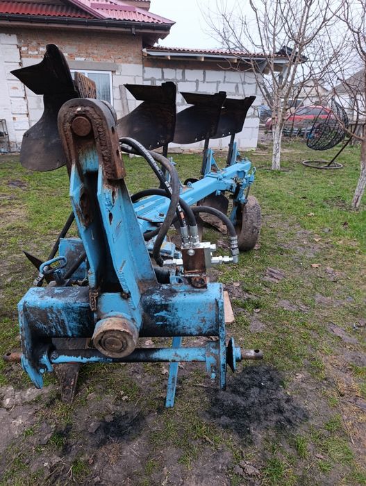 Продам плуг переворотний