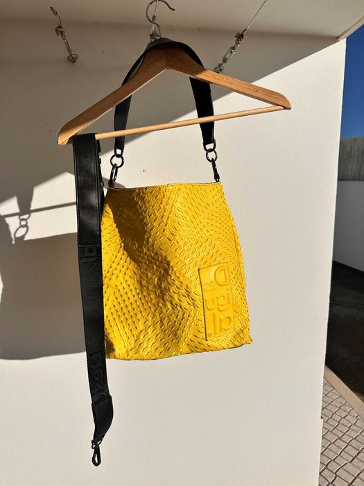 Mala Desigual amarela com dois tipos de alças