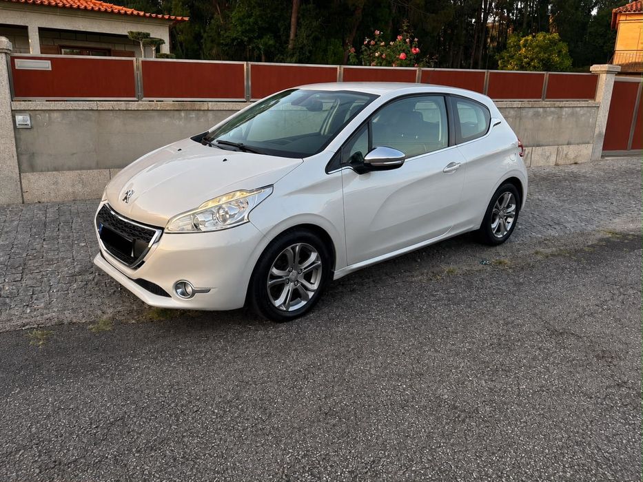 Peugeot 208 2014 — fotografia 3