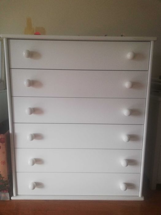 Oportunidade. Linda cómoda de quarto de criança.