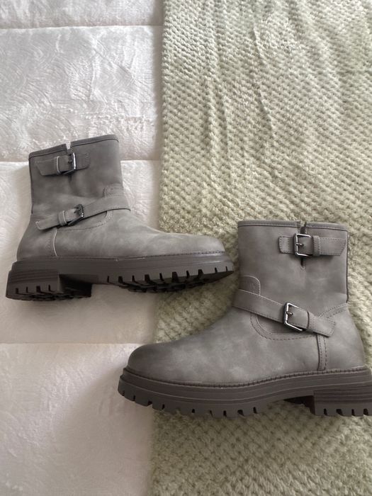 Botas cinzas novas/ nunca usadas