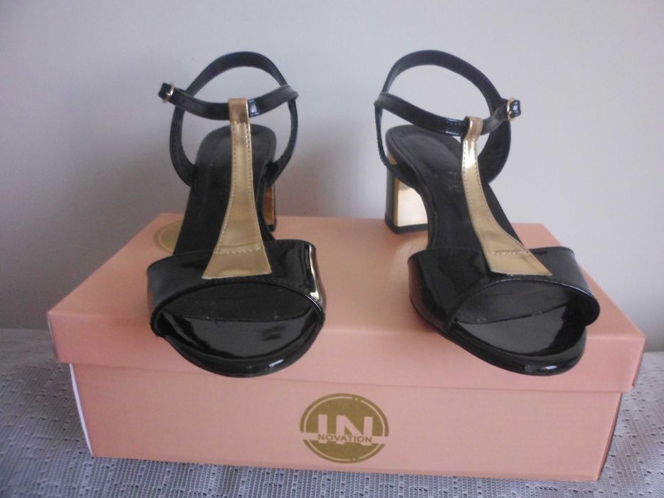 sandálias como novas cor preta e dourada para senhora