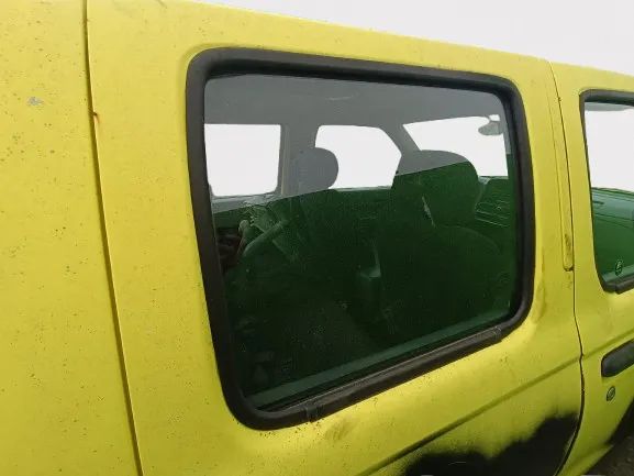 Vidro porta trás direito NISSAN Pick Up III (D22)