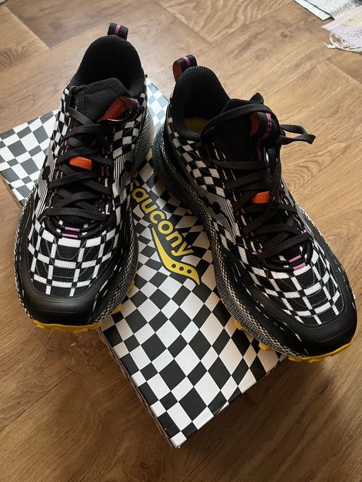 Продам кросівки.Розмір 40,40,5,43