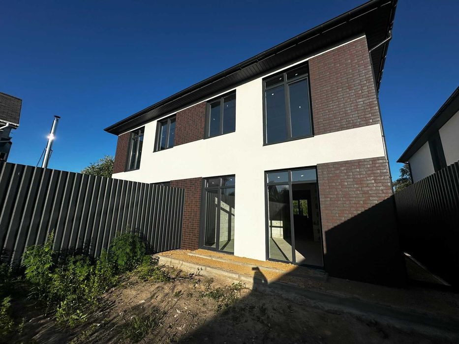 Будинок біля озера з пляжем