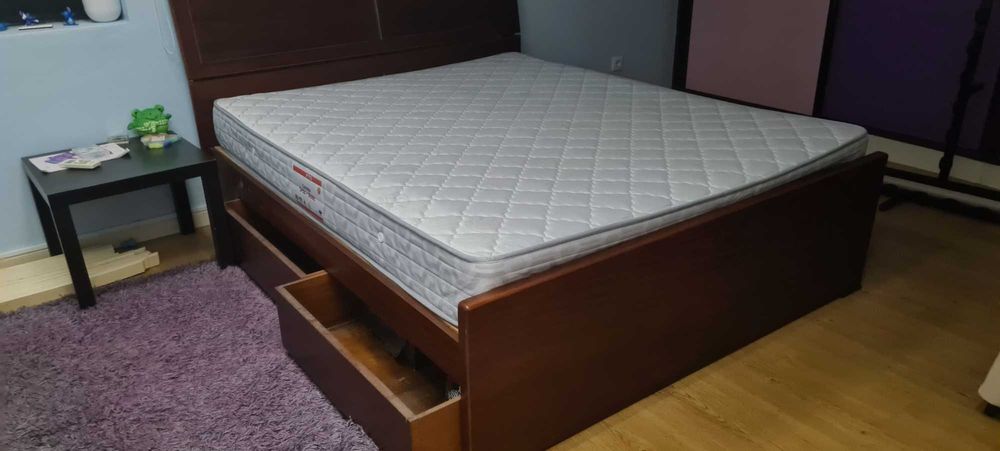 Cama de casal em madeira maciça. Com quatro gavetões.