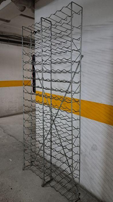 Vendo esta garrafeira usado medidas 2,12 x 0,98