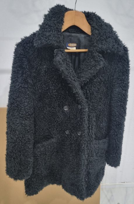 Casaco de Mulher não é novo em bom estado