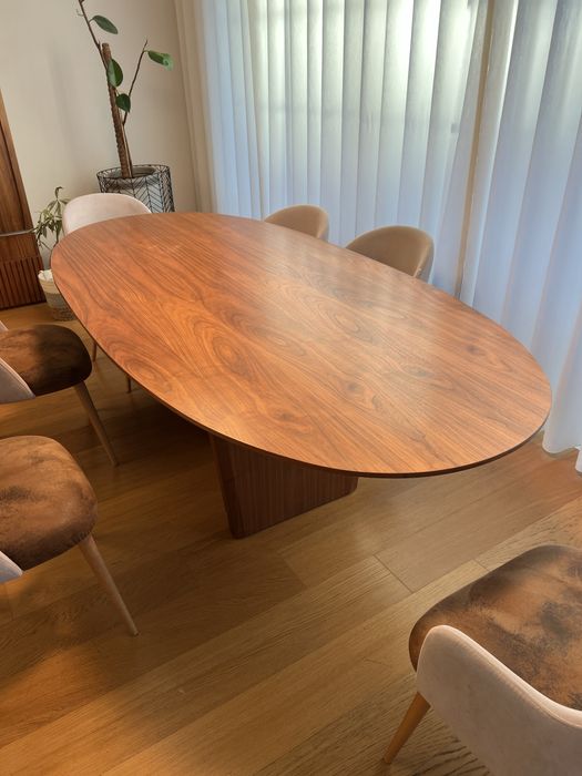 Mesa de Jantar formato ovalado