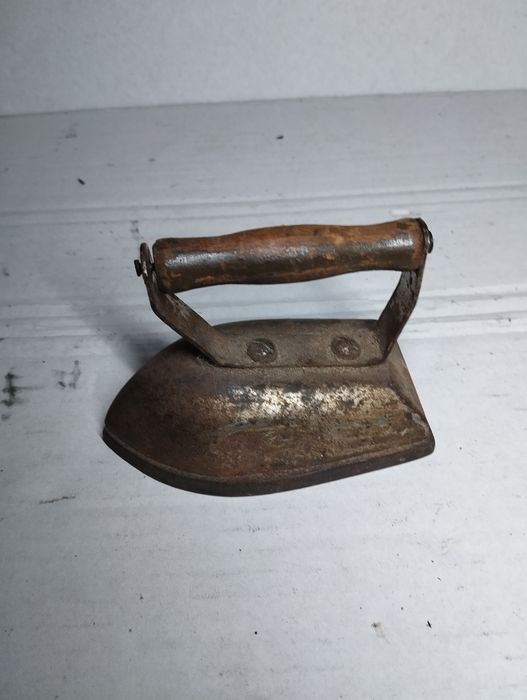 Małe stare żelazko